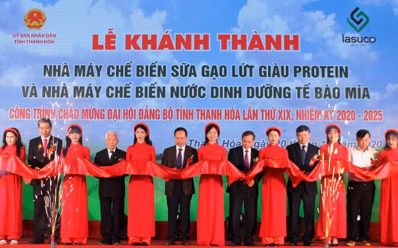 Các đại biểu cắt băng khánh thành hai nhà máy chế biến đồ uống cao cấp.