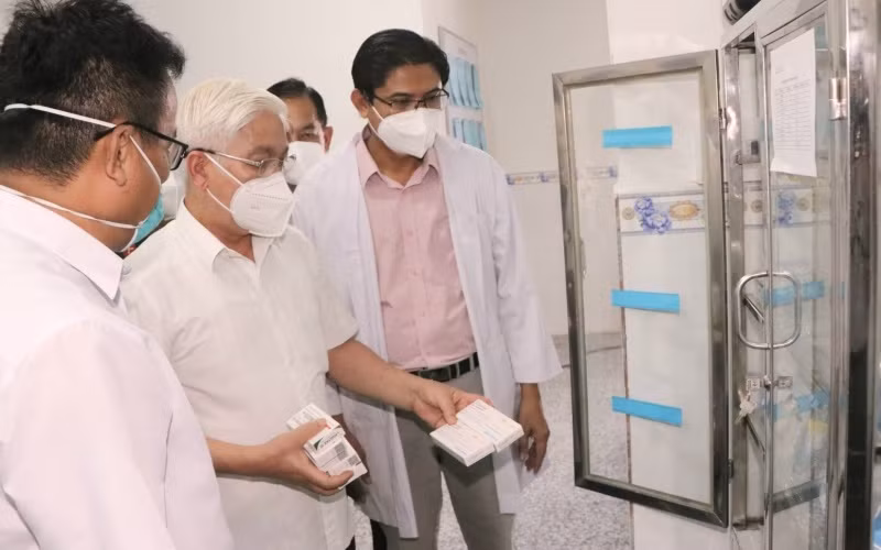 Trạm Y tế lưu động trong doanh nghiệp chuẩn bị đầy đủ thuốc men để phục vụ người bệnh.
