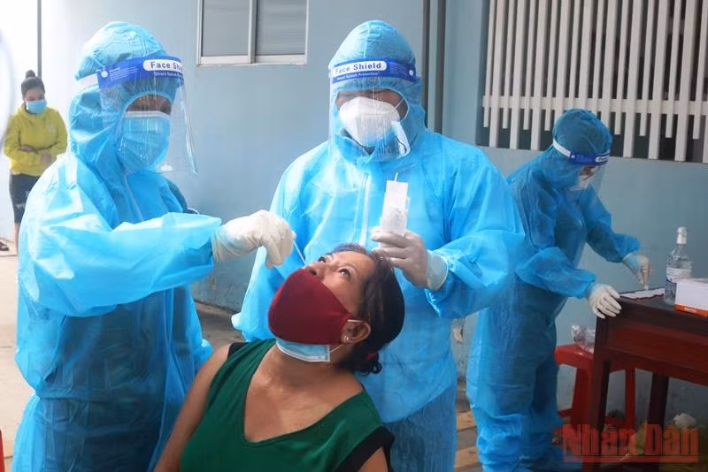 Nhân viên y tế lấy mẫu test nhanh kháng nguyên SARS-CoV-2 cho người dân.