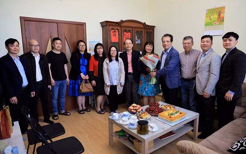 Đại sứ Đặng Minh Khôi và đại diện Đại sứ quán Việt Nam tặng hoa chúc mừng các cơ quan báo chí Việt Nam tại Nga.