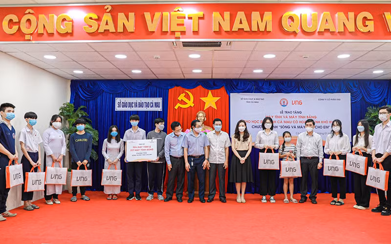 VNG trao tặng máy tính tại Cà Mau