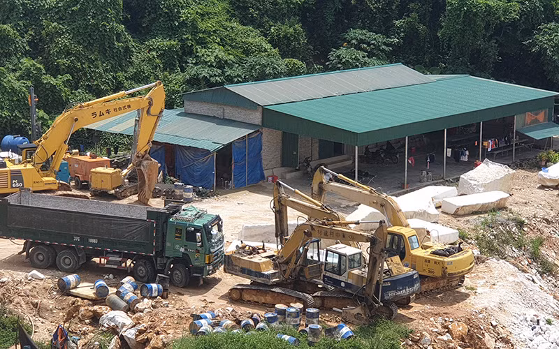 Ngang nhiên khai thác đá trái phép với quy mô lớn -0