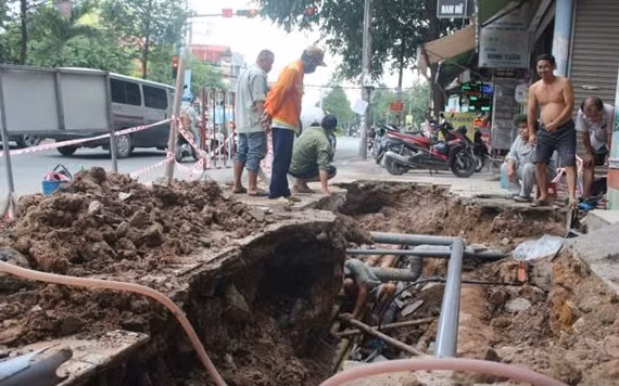 Lực lượng chức năng khắc phục sự cố sụt lún trên đường Đồng Khởi.