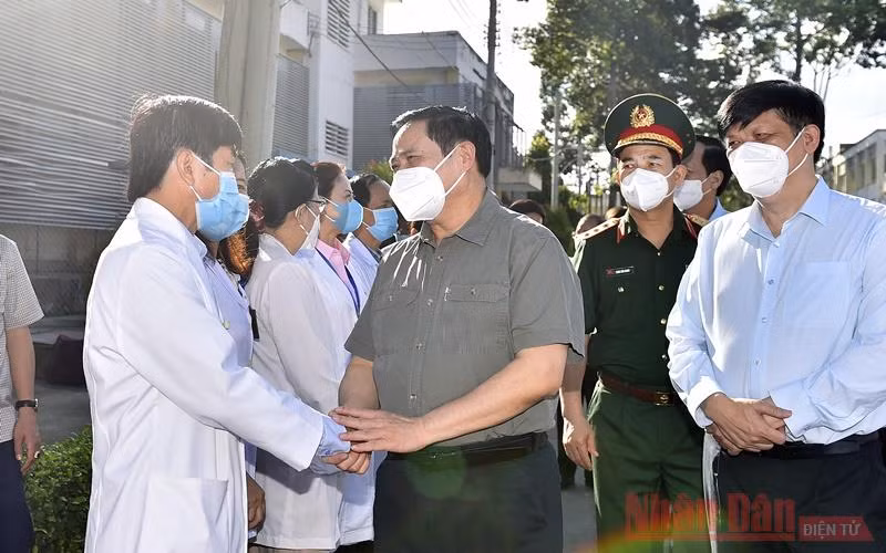 Thủ tướng Phạm Minh Chính kiểm tra công tác phòng, chống dịch Covid-19 tại Bệnh viện Đa khoa tỉnh Bình Dương. (Ảnh: Nhật Bắc)