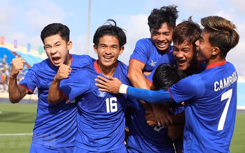 Các cầu thủ U23 Campuchia ăn mừng bàn thắng trong trận gặp U23 Lào chiều 9/5. (Ảnh: TTXVN)