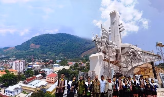 Các cựu chiến binh, già làng và học sinh Phước Sơn thăm Tượng đài chiến thắng Khâm Đức ôn lại truyền thống của cha anh.
