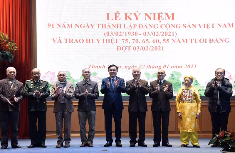 Bí thư Thành ủy Hà Nội Vương Đình Huệ trao Huy hiệu 65 năm, 60 năm tuổi Đảng cho các Đảng viên quận Thanh Xuân. (Ảnh: Duy Linh)