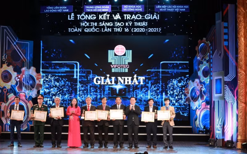 Trao giải Nhất cho các nhóm tác giả.