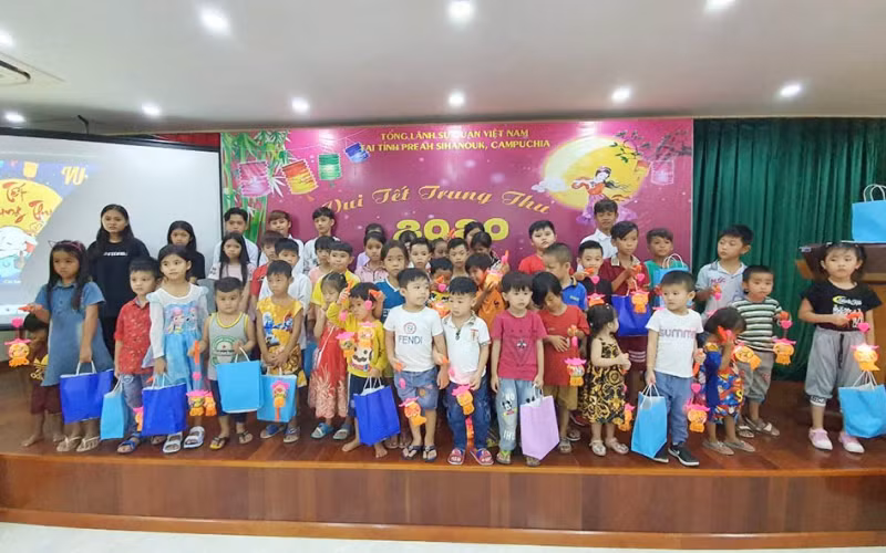 Thiếu nhi gốc Việt Nam tại thành phố Preah Sihanouk vui Tết Trung thu.