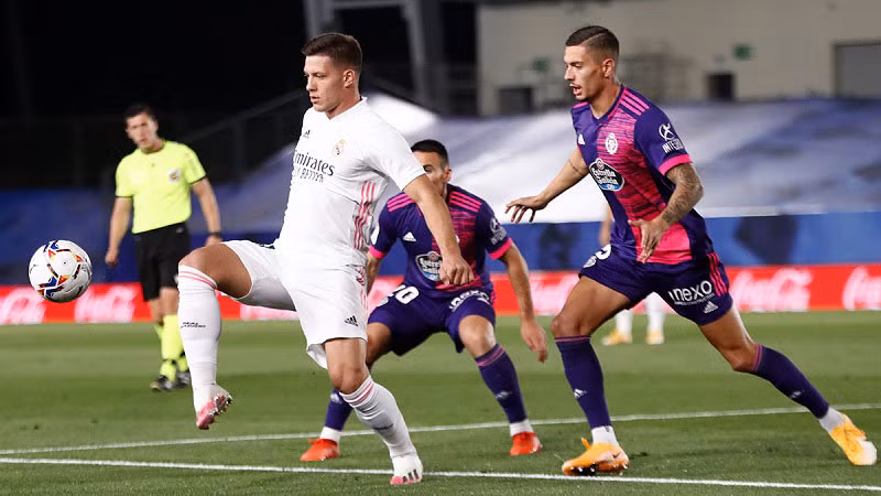 Vinicius giải cứu Real, Atletico hòa chật vật -0