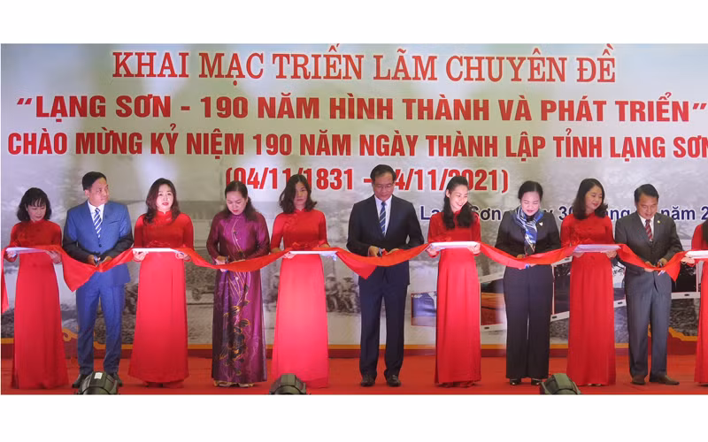 Các đại biểu tham gia cắt băng khai mạc triển lãm.
