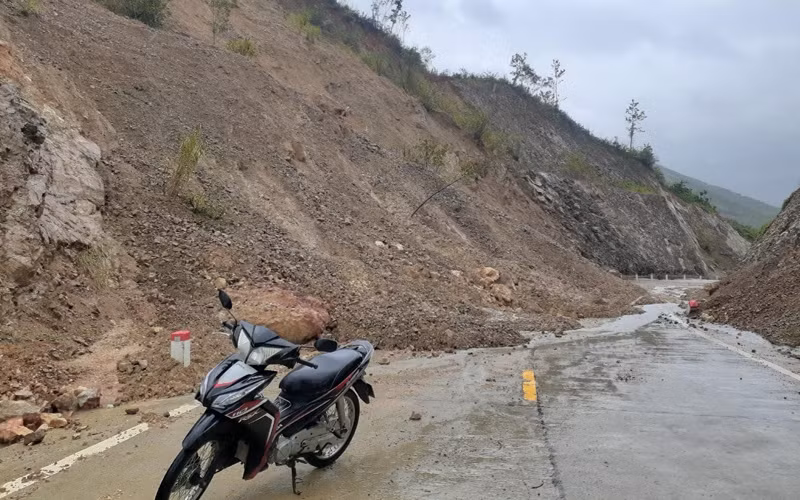 Sạt lở tại dốc Ruộng trên tuyến giao thông về xã vùng cao Phú Mỡ, gây ách tắc giao thông từ sáng sớm ngày 29-11.