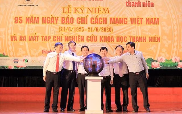 Đại diện lãnh đạo các đơn vị ấn nút khai trương Tạp chí Nghiên cứu khoa học thanh niên.