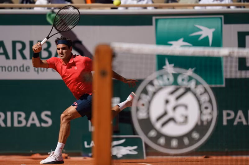 Roger Federer có chiến thắng “tốc hành” trong ngày trở lại mặt sân đất nện ở Roland Garros sau gần hai năm vắng mặt. (Ảnh: Roland Garros)