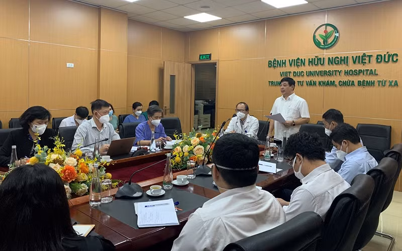 PGS, TS Lương Ngọc Khuê - Cục trưởng Cục Quản lý Khám, chữa bệnh phát biểu trong buổi làm việc về công tác phòng, chống dịch Covid-19 tại Bệnh viện Hữu nghị Việt Đức.