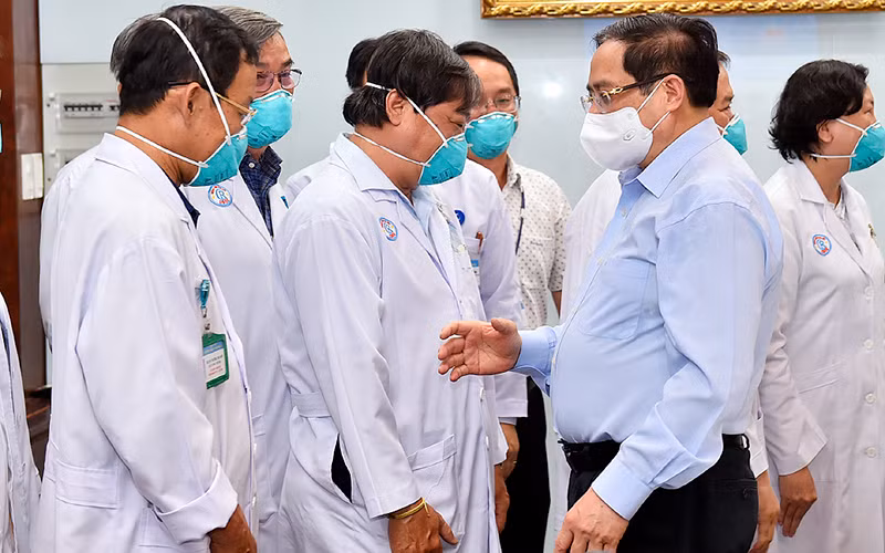 Thủ tướng Phạm Minh Chính động viên đội ngũ thầy thuốc của Bệnh viện Chợ Rẫy ngày 13/5/2021. (Ảnh: VGP)