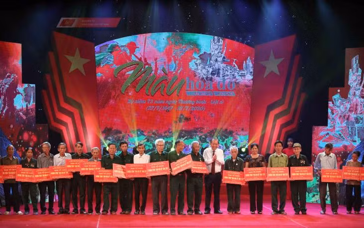 Xúc động chương trình nghệ thuật đặc biệt “Màu hoa đỏ” -0