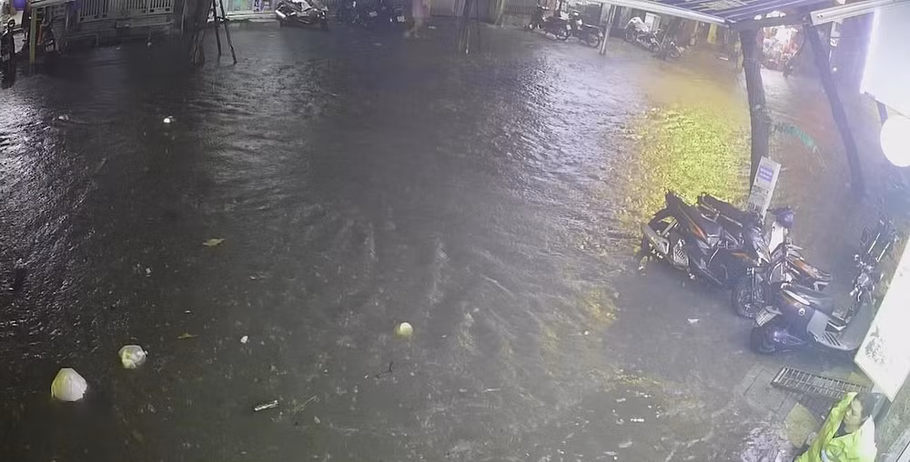 Hà Nội mưa lớn giờ tan tầm, nhiều khu vực bắt đầu ngập -3