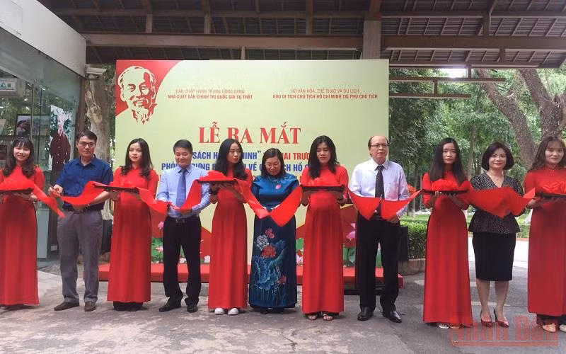 Các đại biểu cắt băng khai trương Phòng trưng bày sách về Chủ tịch Hồ Chí Minh trong Khu di tích Chủ tịch Hồ Chí Minh tại Phủ Chủ tịch. (Ảnh: VĂN TOẢN)
