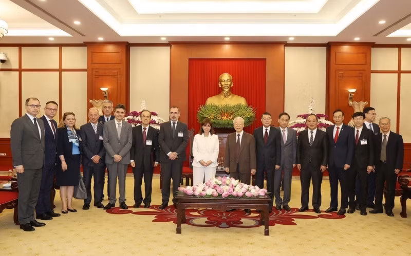  Tổng Bí thư Nguyễn Phú Trọng và Tổng thống Hy Lạp Katerina Sakellaropoulou chụp ảnh cùng các đại biểu. (Ảnh: Trí Dũng/TTXVN)
