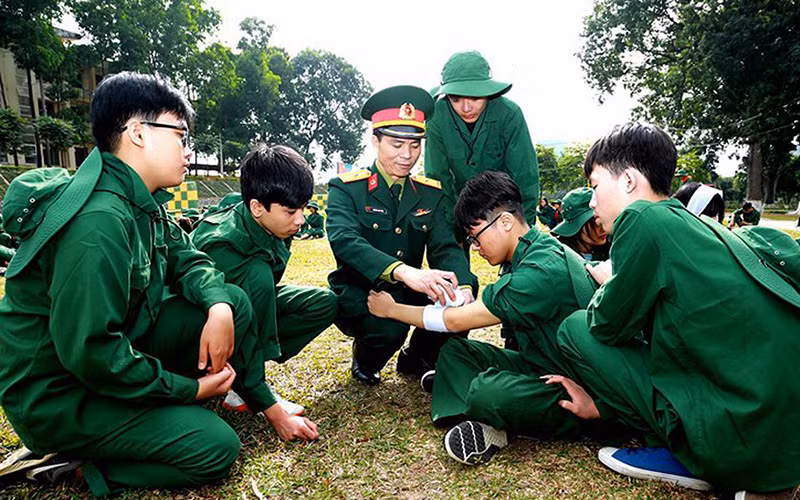 Cán bộ Trường Quân sự Quân khu 2 hướng dẫn học sinh kiến thức về y tế quân sự.