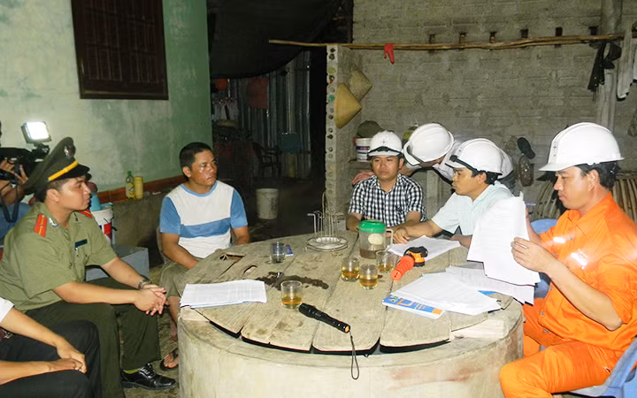 Cơ quan chức năng lập biên bản vi phạm về an toàn sử dụng điện của hộ dân ở huyện Bố Trạch.
