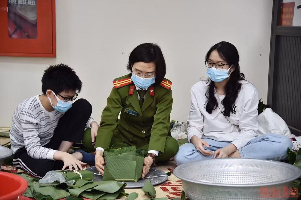 Những người lính đi cùng mùa xuân -0