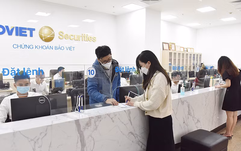 Nhà đầu tư giao dịch tại sàn giao dịch Công ty cổ phần Chứng khoán Bảo Việt. (Ảnh THANH LÂM)