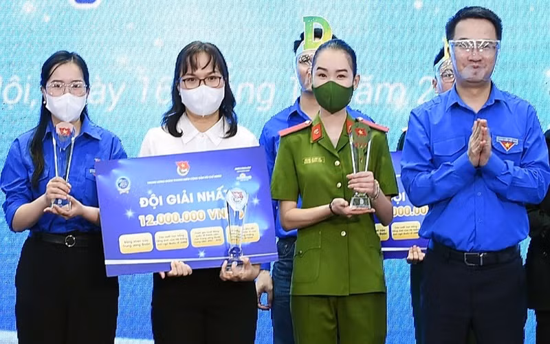 Ông Nguyễn Tường Lâm, Bí thư Trung ương Đoàn Thanh niên Cộng sản Hồ Chí Minh (ngoài cùng bên phải trong ảnh) trao giải nhất của Cuộc thi.