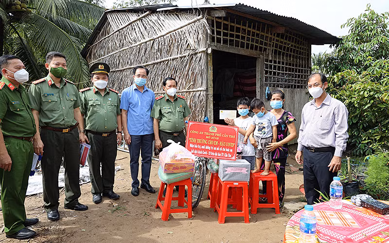 Đoàn công tác Công an TP Cần Thơ trao quà tặng gia đình các em Nguyễn Huỳnh Thế Vinh, Nguyễn Huỳnh Gia Bảo.
