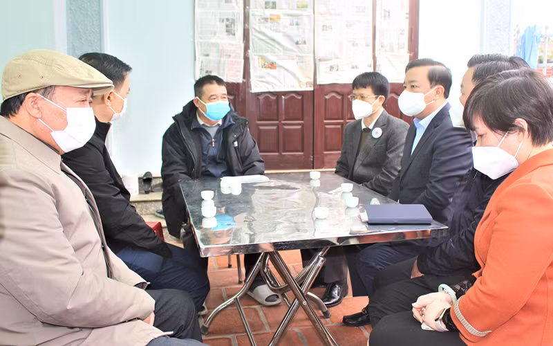 Phó Chủ tịch UBND thành phố Hà Nội Chử Xuân Dũng động viên, chia buồn với đại diện gia đình ông Ngô Văn Đẩn. (Ảnh: Đình Tuấn)