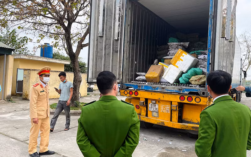 Công an phát lộ phương tiện chở thực phẩm không rõ nguồn gốc trộn lẫn với hàng hợp pháp trong khoang đông lạnh.