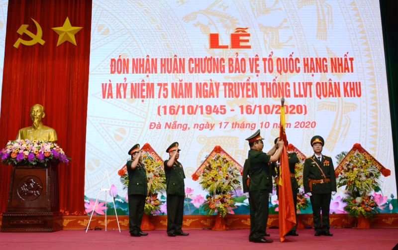 Thượng tướng Lê Chiêm, Thứ trưởng Quốc phòng gắn Huân chương lên lá cờ truyền thống của LLVT Quân khu 5.