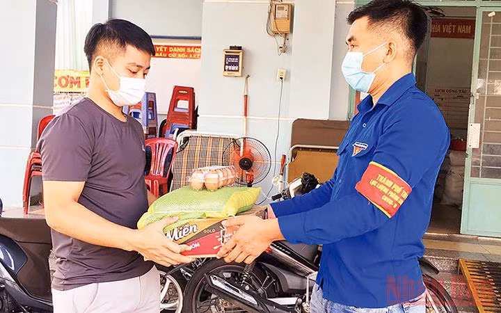 Hỗ trợ người dân trong dịch Covid-19 ở phường Tăng Nhơn Phú A, TP Thủ Đức, TP Hồ Chí Minh (Ảnh: Anh Tuấn).