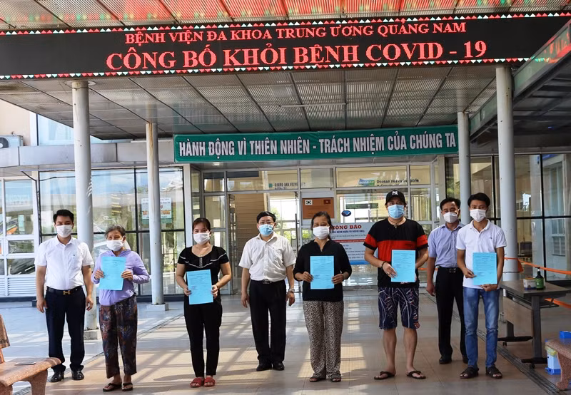 Bệnh viện đa khoa T.Ư Quảng Nam trao giấy xuất viện cho năm BN Covid-19.