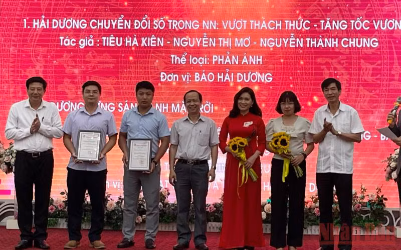 Lãnh đạo tỉnh Hải Dương trao Giải A cho hai nhóm tác giả có tác phẩm báo chí xuất sắc năm 2021.