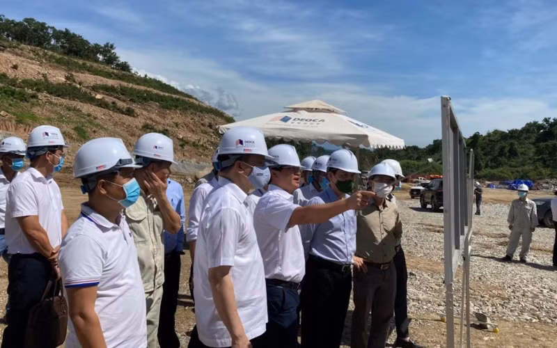 Thứ trưởng Giao thông vận tải Lê Anh Tuấn và đoàn công tác thị sát dự án cao tốc Cam Lâm - Vĩnh Hảo.