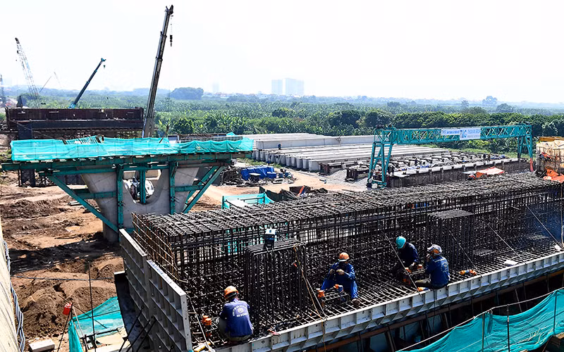 Thi công cầu Vĩnh Tuy giai đoạn 2, dự án sử dụng vốn đầu tư công của TP Hà Nội. Ảnh: TUẤN HUY