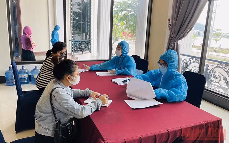 Thành phố Quy Nhơn, tỉnh Bình Định tổ chức tiêm chủng diện rộng cho người dân toàn thành phố. (Ảnh: CÁT HÙNG)