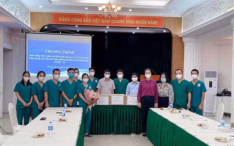 Đại diện đoàn công tác tặng quà. 