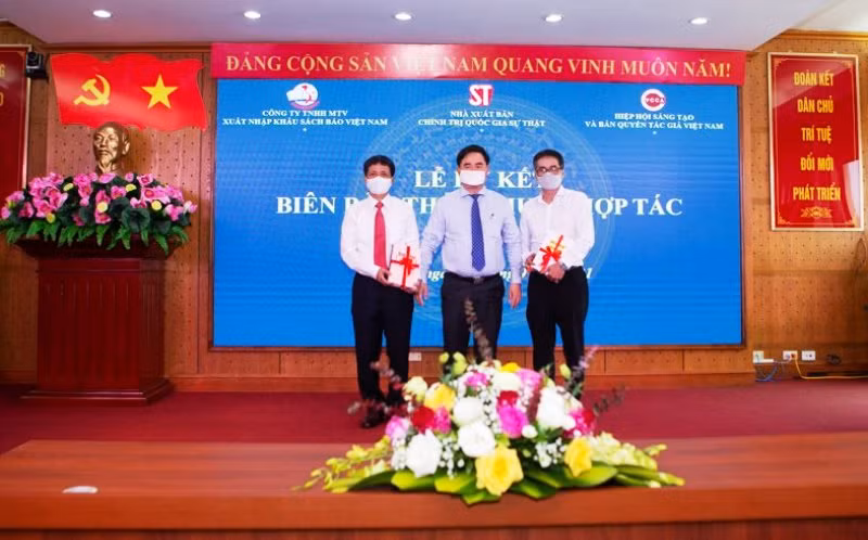 Đại diện các đơn vị tại buổi ký kết hợp tác.