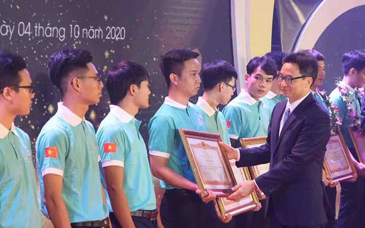 Phó Thủ tướng Vũ Đức Đam trao Bằng khen cho các thí sinh tiêu biểu về kỹ năng nghề.