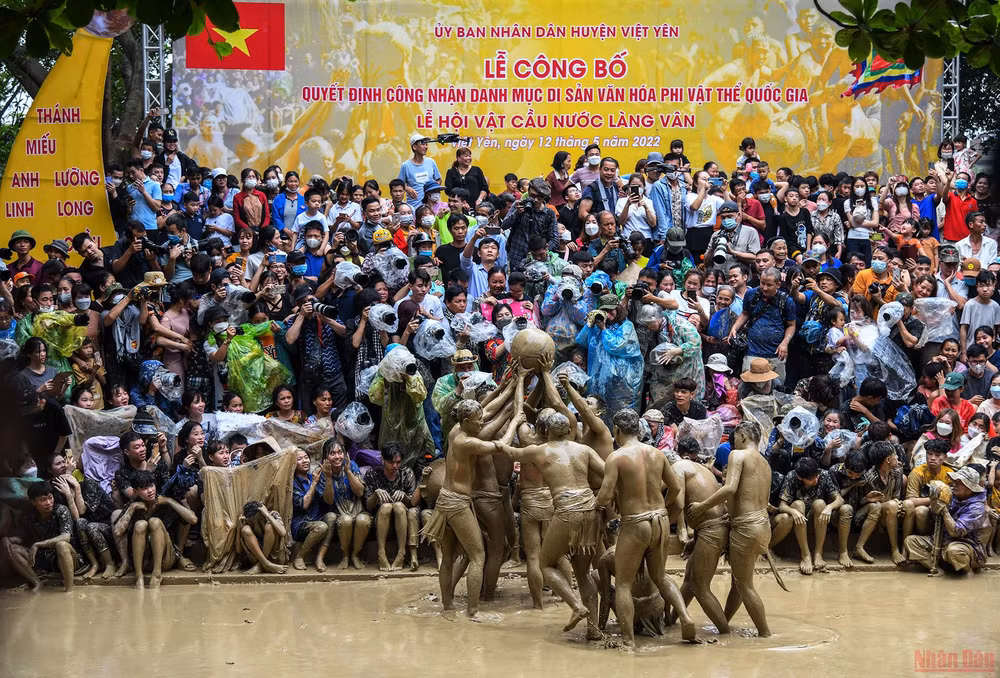 Bắc Giang: Độc đáo thanh niên đóng khố “vật cầu bùn” -0