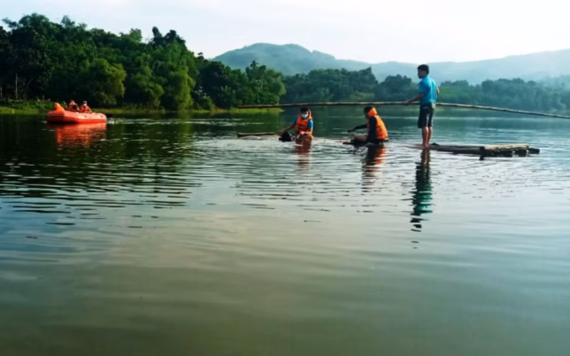 Lực lượng chức năng tìm, vớt nạn nhân đuối nước trong hồ ở xã Đồng Thịnh, huyện Ngọc Lặc.