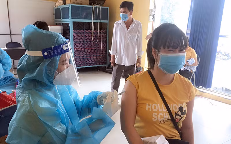 Tiêm vaccine cho người dân tỉnh Bình Dương. (Ảnh minh hoạ: BND).