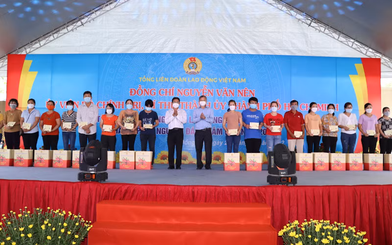 Đồng chí Nguyễn Văn Nên tặng quà Tết cho công nhân tại Đồng Nai -0