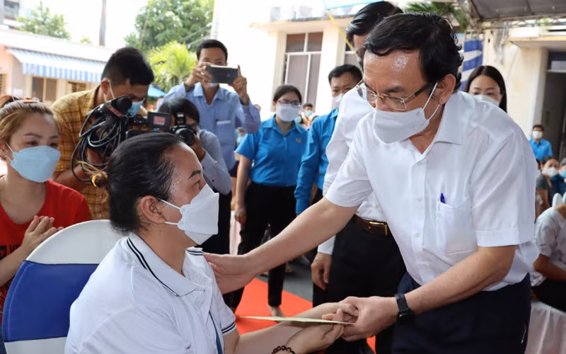 Đồng chí Nguyễn Văn Nên tặng quà Tết cho công nhân tại Đồng Nai -0