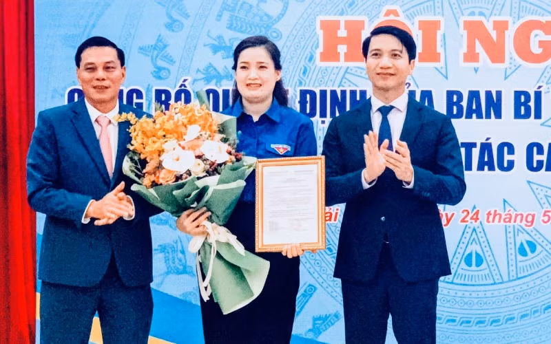 Bí thư Trung ương Đoàn Thanh niên cộng sản Hồ Chí Minh trao quyết định và Chủ tịch Ủy ban nhân dân thành phố Hải Phòng tặng hoa chúc mừng tân "thủ lĩnh” của tuổi trẻ Hải Phòng.