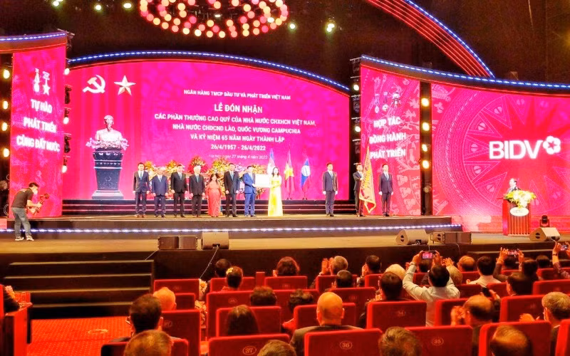 Phó Chủ tịch nước Võ Thị Ánh Xuân trao tặng Huân chương Lao động Hạng Ba cho ban lãnh đạo BIDV.
