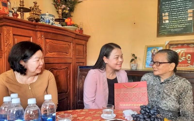 Đồng chí Nguyễn Thị Thu Hà, Bí thư Tỉnh ủy Ninh Bình (giữa) thăm hỏi, tặng quà bà Nguyễn Thị Xuân là vợ liệt sĩ tại thị trấn Hòa Bình, huyện Hòa Bình (Bạc Liêu). 